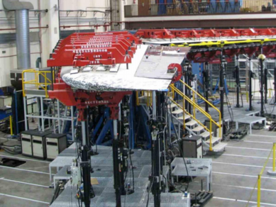 机翼垂向多点摆动疲劳试验系统