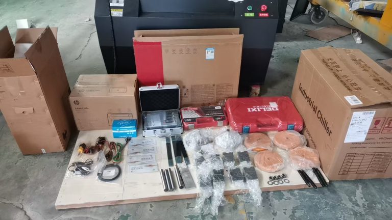 万能试验机发货前配件清点与包装案例_半岛精密案例